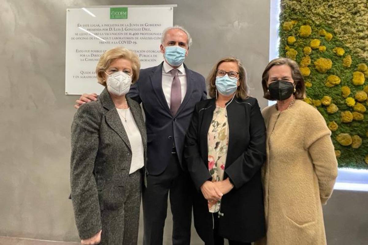 Mercedes GonzÃ¡lez Gomis, con el consejero de Sanidad de Madrid, Enrique Ruiz Escudero, y otros dos miembros de la candidatura, Susana Belmonte y Pilar Varela, el pasado martes, en el acto de descubrimiento de una placa conmemorativa al dispositivo de vacunaciÃ³n del COF de Madrid.  